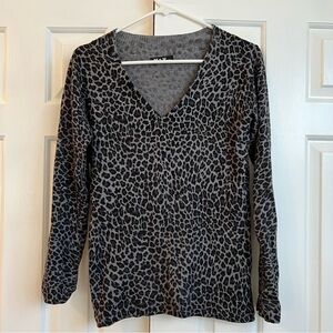 Soft stretchy thin gray black leopard animal print sweater long sleeve v-neck m